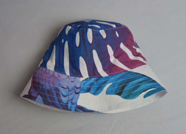 bucket-hat-tło-niebieski-ró.jpg