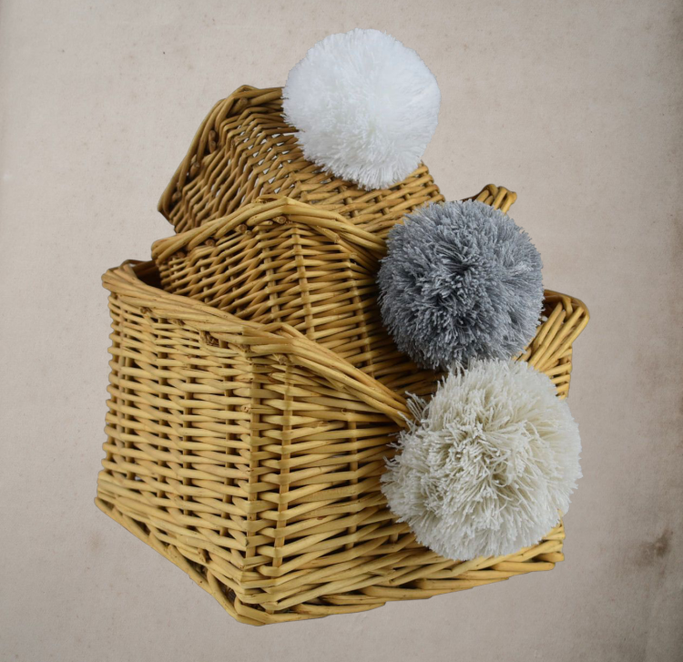 Pompony akrylowe o średnicy 10 cm, zawieszone na sznurku, gotowe do samodzielnego przymocowania.png