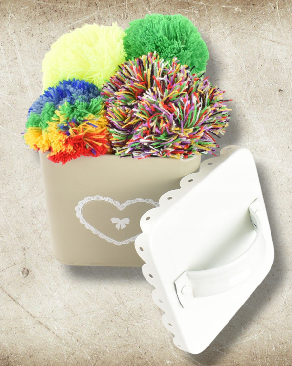 Zestaw kolorowych pomponów z włóczki na sznurku – idealne do DIY, dekoracji i rękodzieła.png