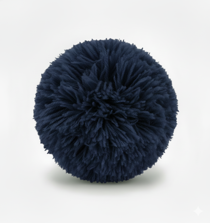 granatowy pompon z włóczki z mocowaniem – idealne do czapek, dekoracji i projektów DIY.png