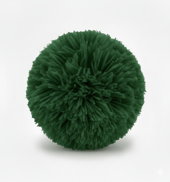 Kolorowe pompony z włóczki w dekoracji handmade – czapka dziecięca z pomponem ciemny zielony.png