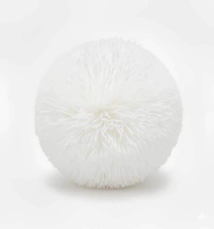 Biały włóczkowy pompon z praktycznym sznurkiem do przyszycia.png