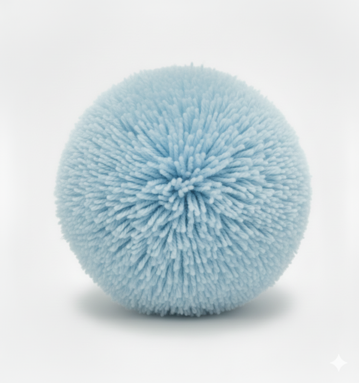 Kolorowe pompony włóczkowe ze sznurkiem do przyszycia – do zastosowań dekoracyjnych baby blue niebieski błękitny.png