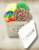 Zestaw kolorowych pomponów z włóczki na sznurku – idealne do DIY, dekoracji i rękodzieła.png